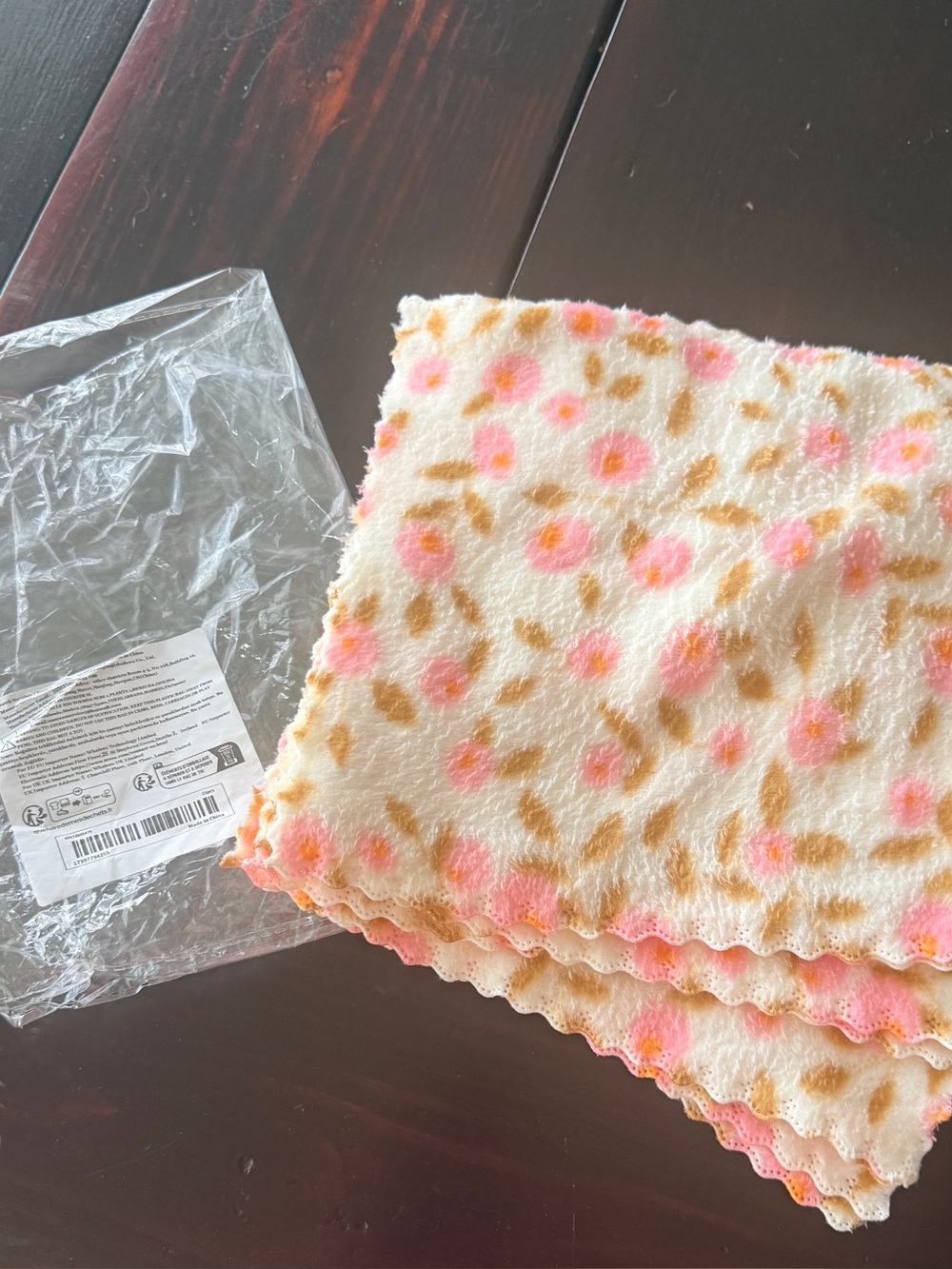 Multifunctional NIP (8) tulip
cleaning/make up
Removal cloths. Luxe feeling. - Picture 4 of 6